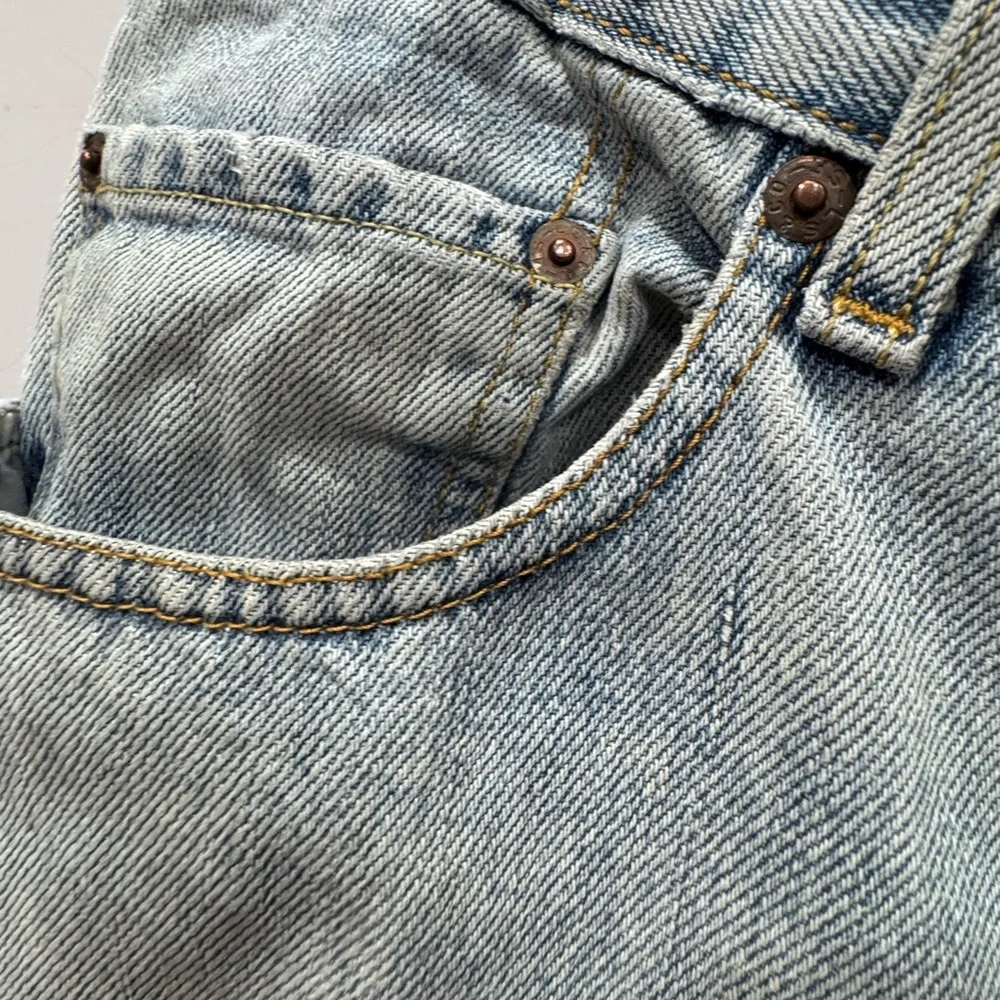 Vintage Levi's Men's Classic Light Blue Straight Jeans - Picture 3 of 16
